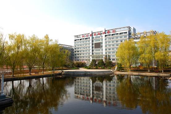 河边有一座桥描述已自动生成