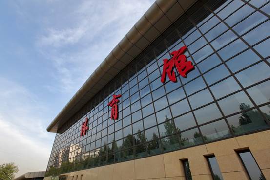 建筑上的钟表描述已自动生成