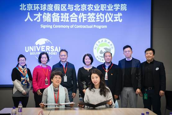 一群人站在人的照片上写着字描述已自动生成